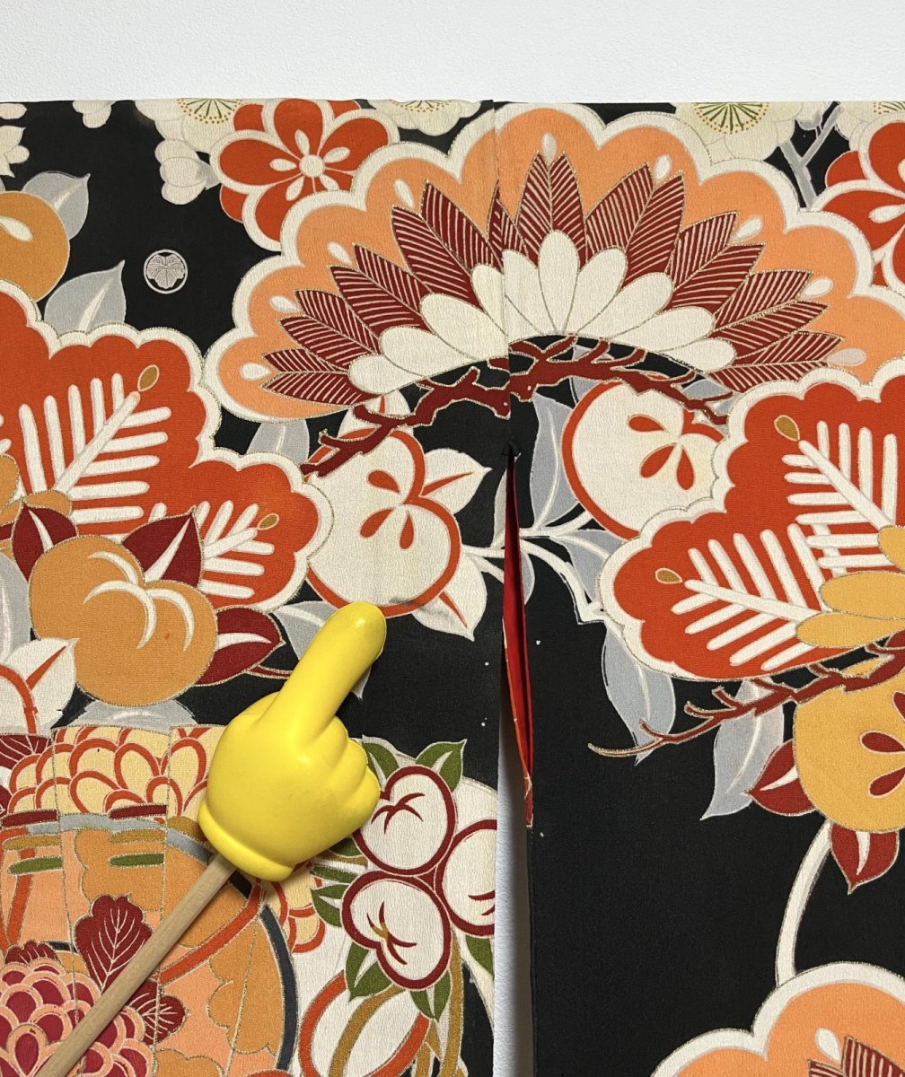 画像13: 正絹 / アンティーク 婚礼黒引き振袖 / 松竹梅 / 扇 / 飛鶴 / 吉祥 / 広衿 (13)