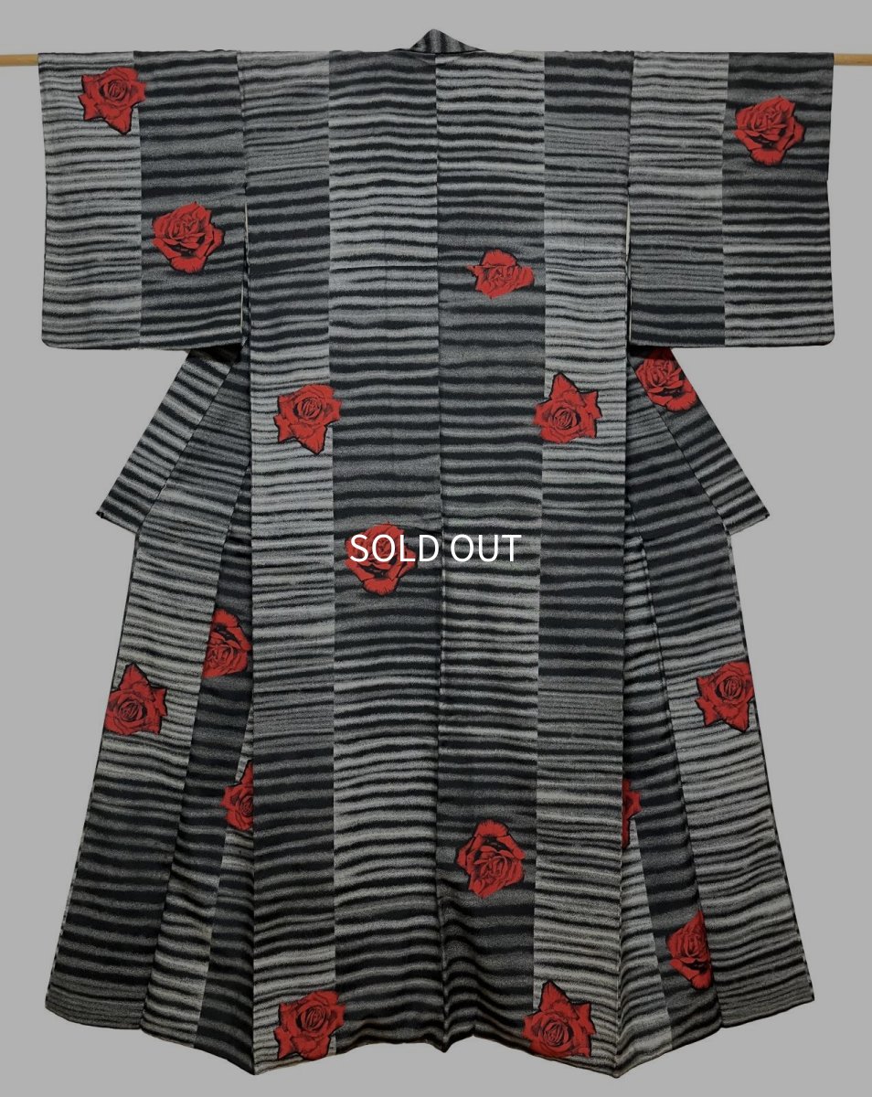 画像1: 正絹 / アンティーク お召し / 薔薇 / 黒 x 赤 (1)
